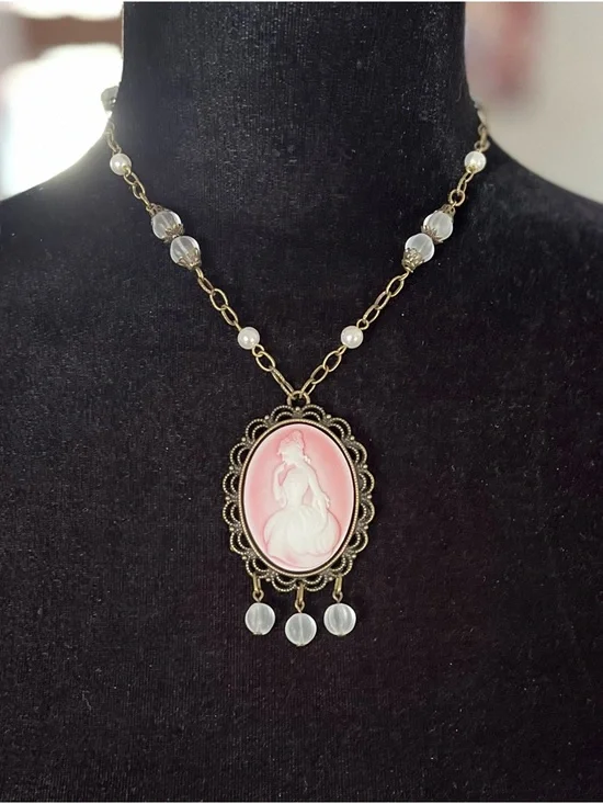 Marie Antoinette Pink Cameo Necklace Vintage Matte Czech Glass & Brass Chain - Picture 16 of 16